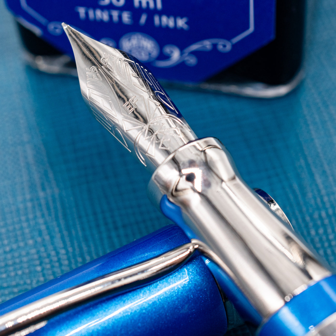 Pineider Avatar Shiny Fountain Pen - Blue stainless steel nib