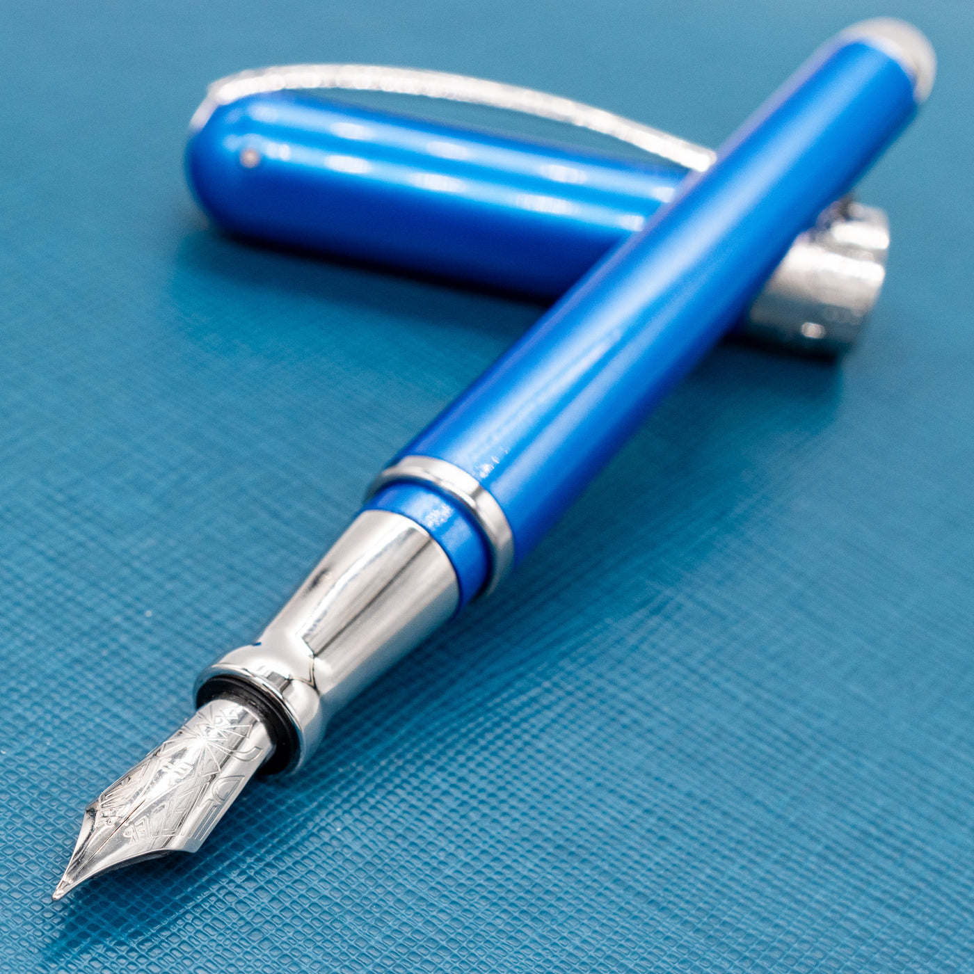 Pineider Avatar Shiny Fountain Pen - Blue uncapped