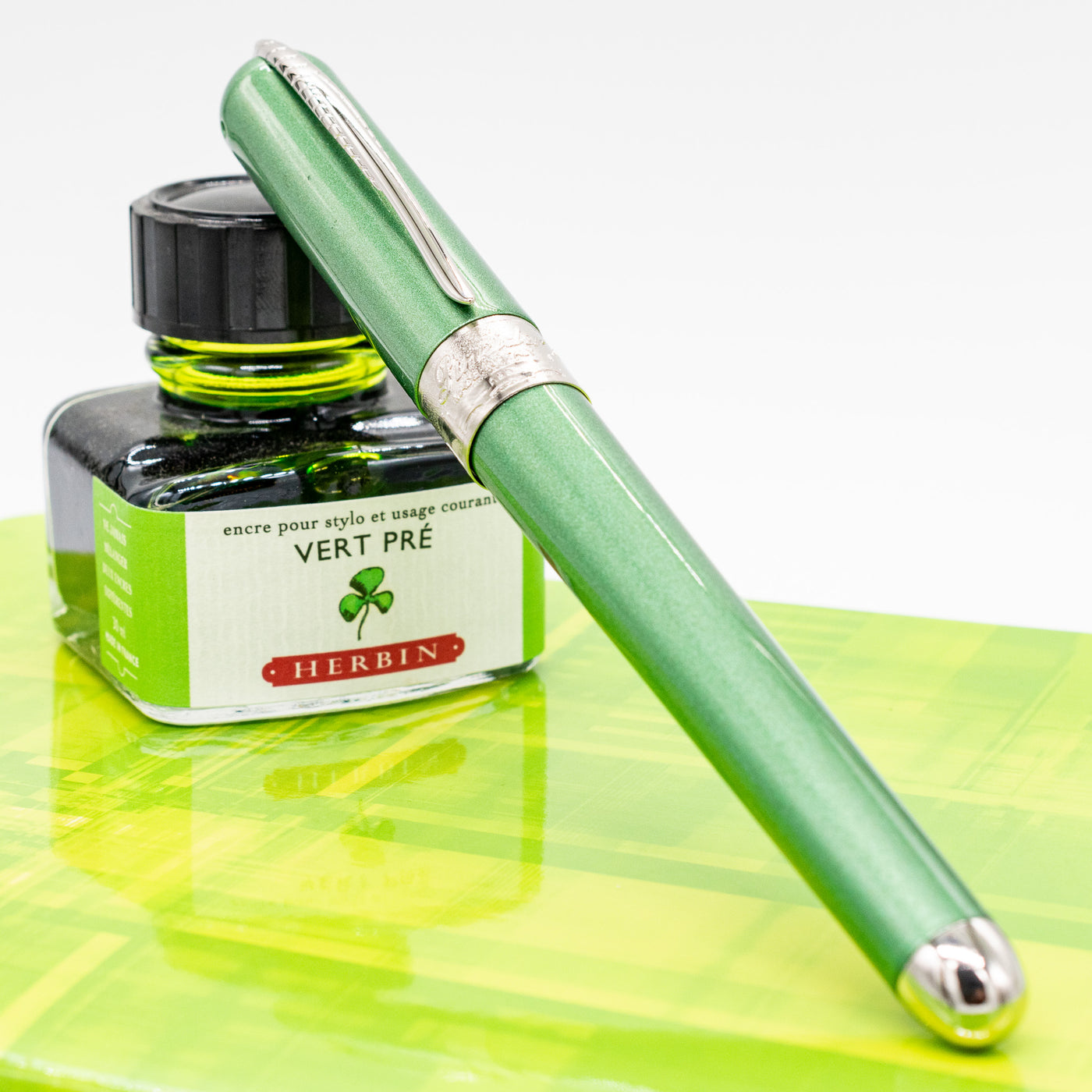 Pineider Avatar Shiny Fountain Pen - Mint capped