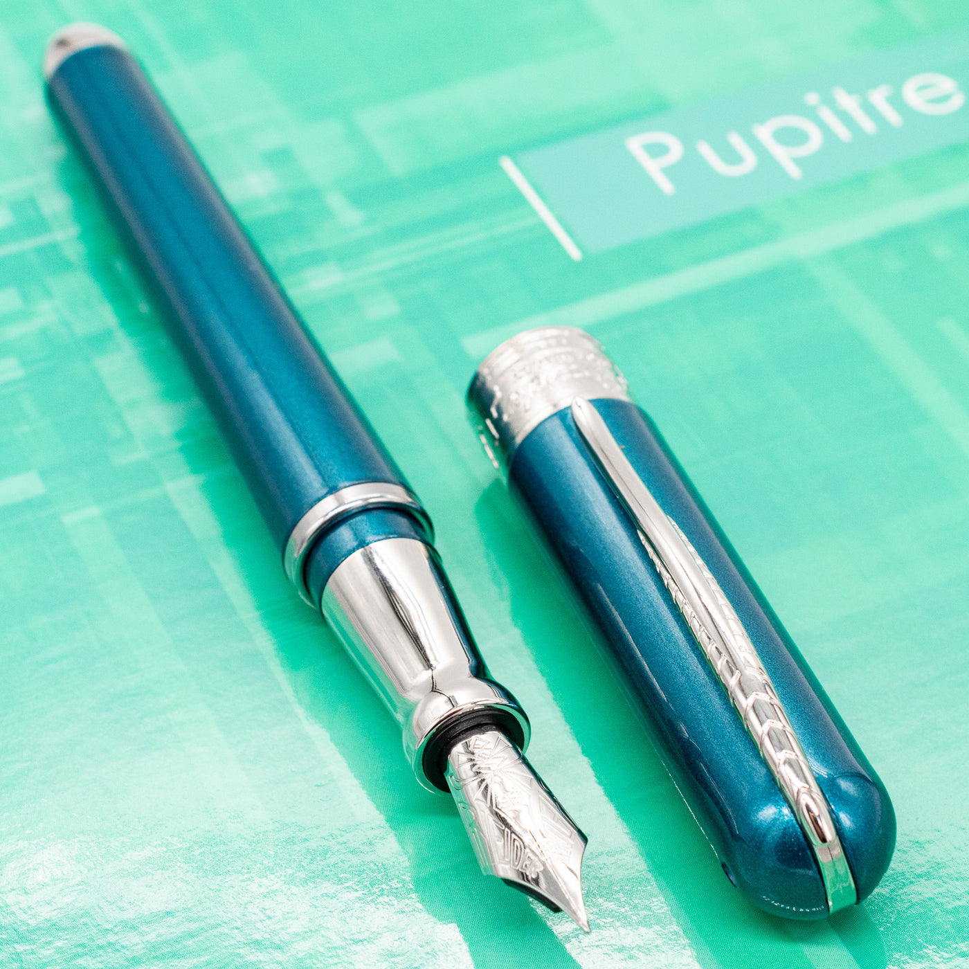 Pineider Avatar Shiny Fountain Pen - Peacock metal grip section