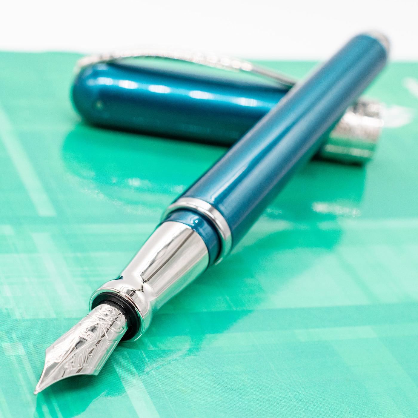 Pineider Avatar Shiny Fountain Pen - Peacock sleek